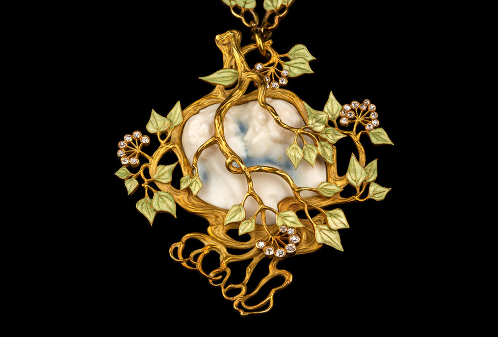 Pendant with a kissing couple in ivy