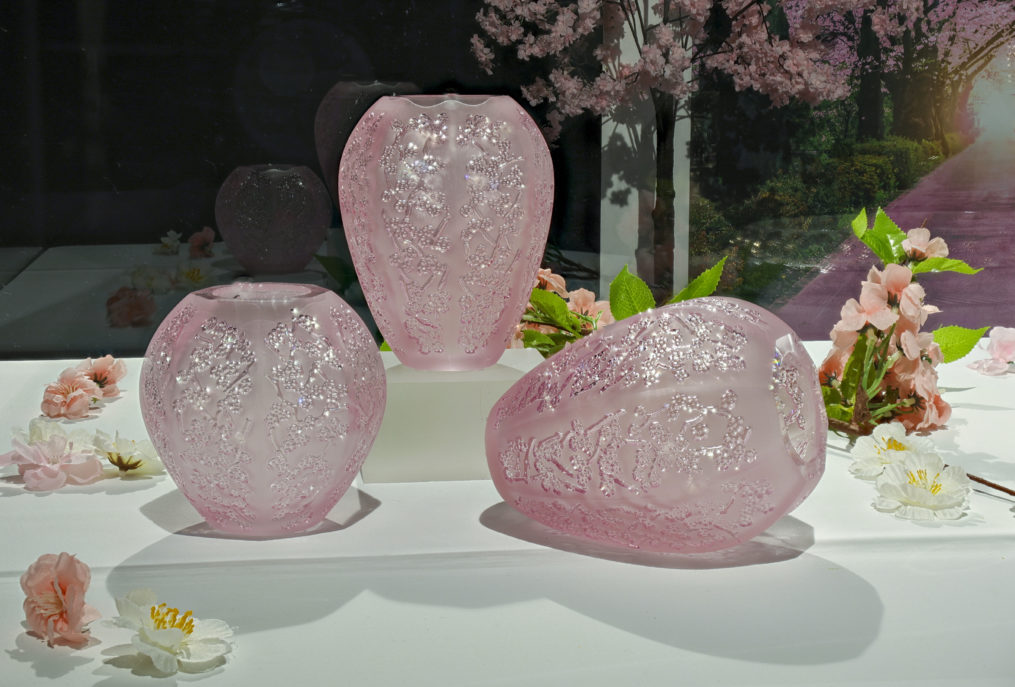 Happy cristal avec des vases roses en cristal