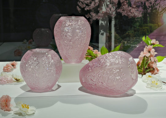 Happy cristal avec des vases roses en cristal
