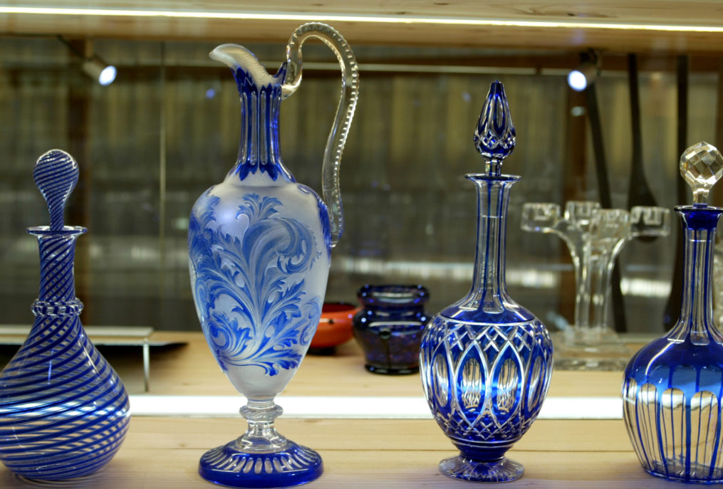 Des carafes bleues en cristal dans les vitrines du musée