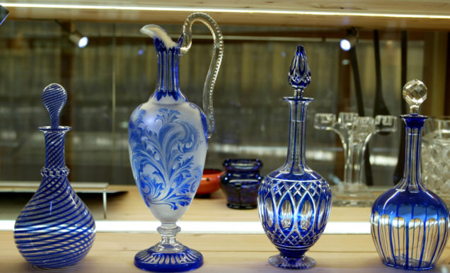 Des carafes bleues en cristal dans les vitrines du musée